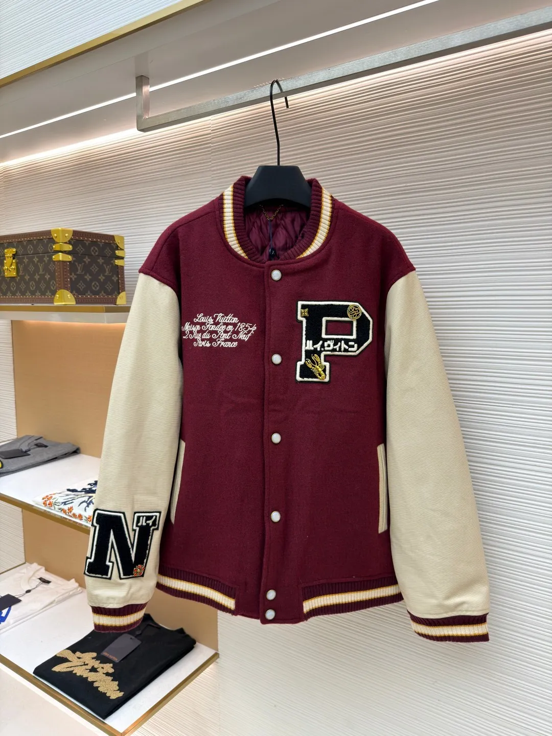 LOUIS VUITTON Nigo joint leather Australian wool burgundy baseball jersey ●Original version: purchased and developed for 64000 ●Item number: 1681641-G45 ●Fabric: all wool fabric ●Technology: cross-cut embossed production ●Color: burgundy ●Version: fitted version ●Weight: about 1555 grams ●Size: 50-52-54-56 ●Description: Original counter 6.4w purchased Nigo's second season hot item The national limited edition is also made of all-wool fabrics custom-dyed. Cross-grain genuine cowhide is custom-made. Badge pattern embroidery is being patterned. Many decorative hardware are secretly developed. Exclusive to the entire network, exclusive custom-woven and dyed 900G Australian pure wool fabric. Genuine cowhide horizontal-grain splicing sleeves. Matching wool contrast ribs. Custom patch badge embroidery. Nigo's exclusive hardware accessories are molded and customized. The inner lining is composite quilted cotton and sewn. Heavy-duty items are exclusively manufactured. The overall wiring is straight and delicate, the fabric is comfortable and soft, and the color is consistent without color difference. It can be matched with the same style to create a fashionable look and control various occasions. Customized accessories, complete with three standards, same style for men and women!